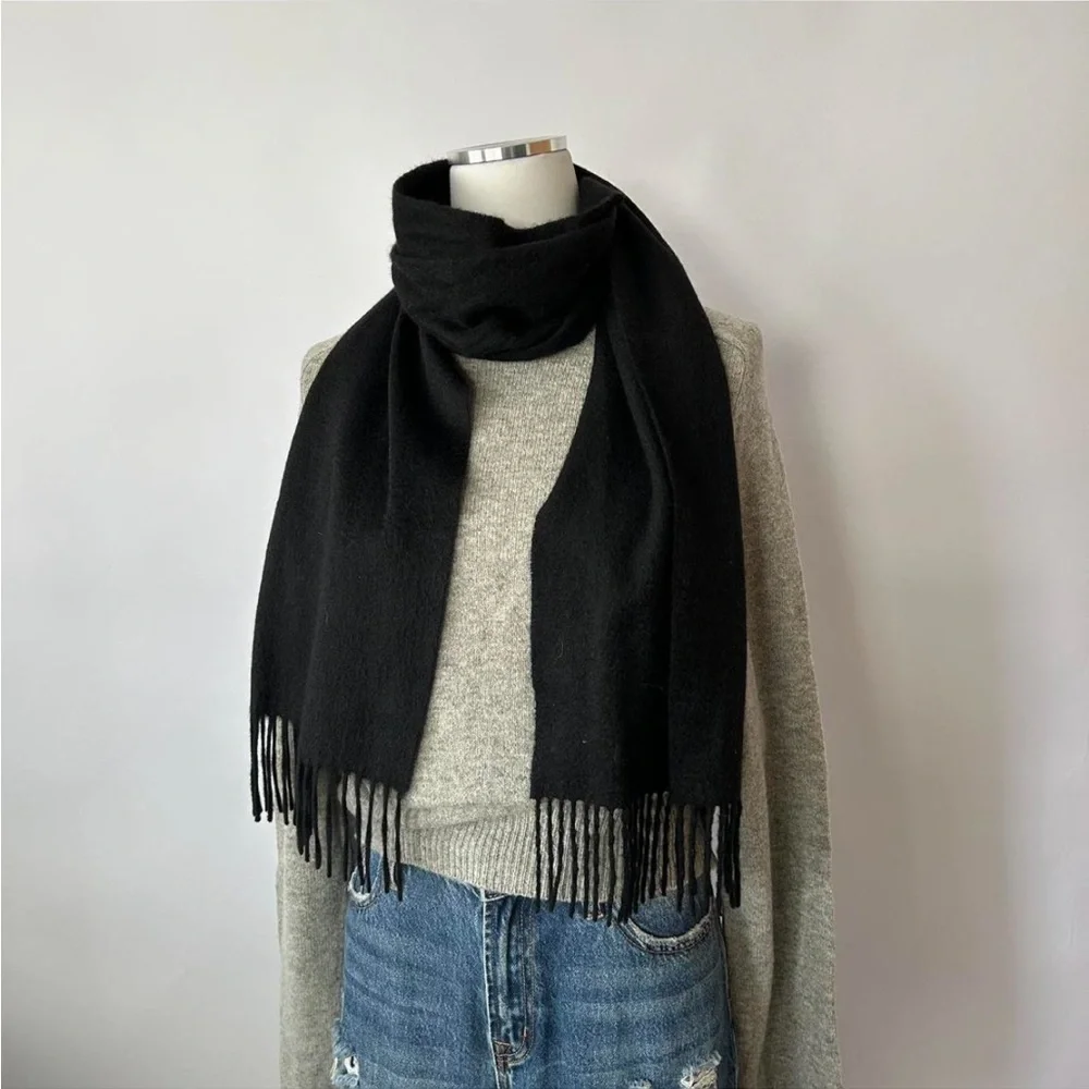 Black 100% cashmere scarf with fringe. - Picture 1 of 6